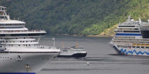 Kreuzfahrtschiff im Geirangerfjord