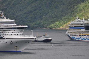 Kreuzfahrtschiff im Geirangerfjord