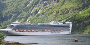 Kreuzfahrtschiff im Geirangerfjord