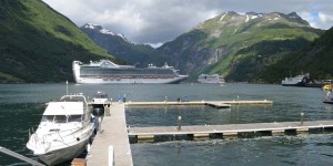 Kreuzfahrtschiff im Geirangerfjord