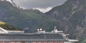 Kreuzfahrtschiff im Geirangerfjord