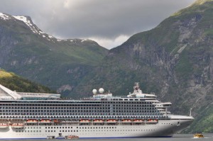 Kreuzfahrtschiff im Geirangerfjord