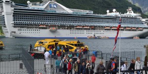 Kreuzfahrtschiff im Geirangerfjord