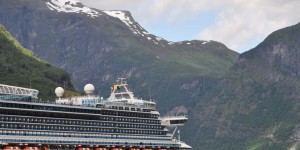 Kreuzfahrtschiff im Geirangerfjord