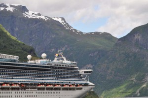 Kreuzfahrtschiff im Geirangerfjord