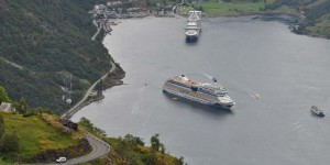 Kreuzfahrtschiff im Geirangerfjord