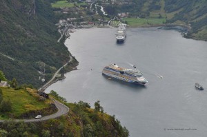 Kreuzfahrtschiff im Geirangerfjord