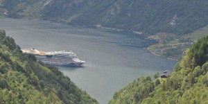 Kreuzfahrtschiff im Geirangerfjord