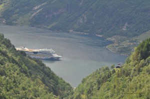 Kreuzfahrtschiff im Geirangerfjord