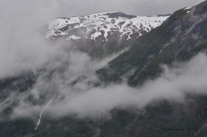 Verschneite Bergkuppen