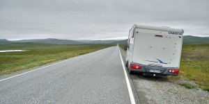 Weite Straße in Lappland