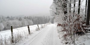 Verschneiter Wanderweg