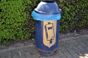 Papierkorb mit Buchaufdruck