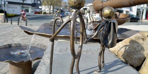 Kleine Wanderfiguren am Winterberger Marktplatz