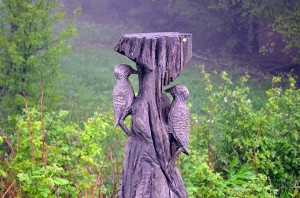 Spechte als geschnitzte Skulptur