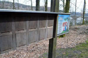 Lehrstation auf einem Naturerlebnispfad