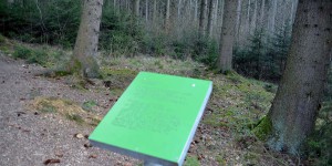 Stationen auf dem Wanderweg mit Brailleschrift