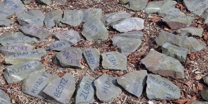 Steine als Kunst im Wald