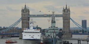 Tower Bridge und Museumsschiff