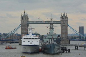 Tower Bridge und Museumsschiff