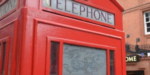 Britische Telefonzelle mit chinesischem Drachen