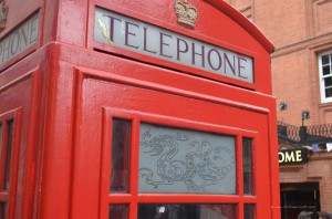Britische Telefonzelle mit chinesischem Drachen