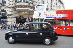 Taxi und Doppeldeckerbus