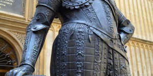 Earl of Pembroke im Innenhof der Bibliothek
