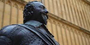 Earl of Pembroke im Innenhof der Bibliothek