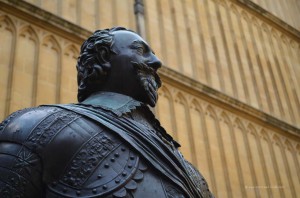 Earl of Pembroke im Innenhof der Bibliothek