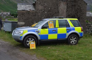 Polizeiauto mit Warnhinweisen