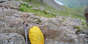 Rucksack mit Wanderstöcken