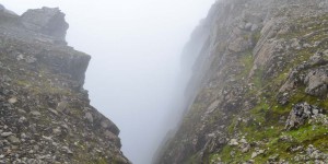 Tiefe Schlucht in Wolken