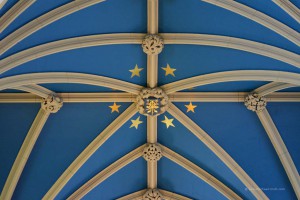 Blaues Deckengewölbe in der Kirche von Edinburgh