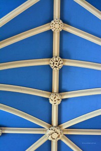 Blaues Deckengewölbe in der Kirche von Edinburgh