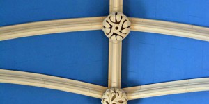 Blaues Deckengewölbe in der Kirche von Edinburgh