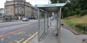 Haltestelle die von der Straße abgewandt ist