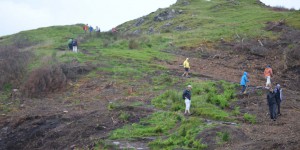 Wanderer zum Old man of Storr