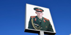 Russe am Checkpoint Charlie