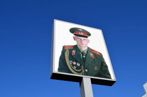 Russe am Checkpoint Charlie