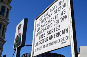 Russe am Checkpoint Charlie