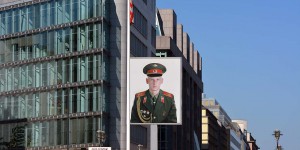 Russe am Checkpoint Charlie