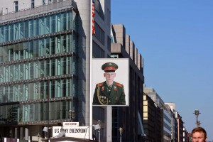 Russe am Checkpoint Charlie