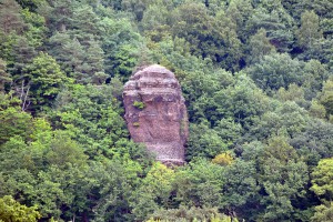Buntsandsteinfelsen oberhalb der Rur