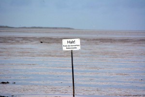 Schild im Wattenmeer