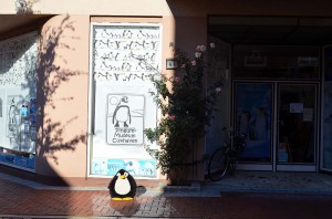 Pingu vor dem Pinguinmuseum
