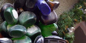 Alte Flaschen an der Hauswand