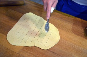 Der Teig wird geschnitten