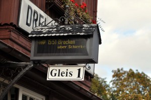 Historisches Schild unter digitaler Anzeige