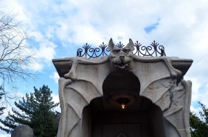 Fledermaus am Eingang zum Geisterhaus